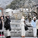 観光客でにぎわう冬の城崎温泉街＝豊岡市城崎町湯島