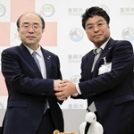 包括連携協定を結んだ豊岡市の門間雄司市長（右）と神戸大学の藤澤正人学長＝豊岡市中央町