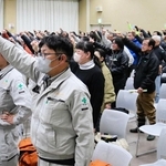 候補者の当選を目指し、こぶしを振り上げる支援者たち＝新温泉町浜坂（画像の一部を加工しています）