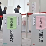 三田市役所本庁舎の期日前投票所でも多くの人が投票を済ませた＝三田市三輪２