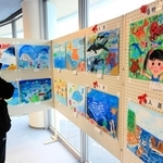日本海の風景や海の生き物を描いた作品が並ぶ＝ジオパークと海の文化館