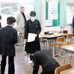 班で考えた台本でリハーサルする生徒ら＝豊岡市気比