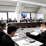 但馬空港にまつわる課題や今後の在るべき姿を話し合う委員たち＝豊岡市岩井