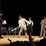 登壇者らのサイン入り色紙のプレゼント企画で、ボールを客席に打ち込むスポーツ解説者の桧山進次郎さん（中央）＝豊岡市立野町