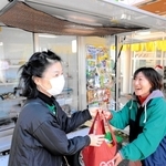 「地域の人が好き」の思いで移動スーパーを立ち上げた元豊岡市地域おこし協力隊員の谷川いづみさん（右）＝２０２３年１２月、豊岡市竹野町森本