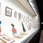 オオサンショウウオ題材の作品展　擬人化、ユーモラスに描いた32点　朝来のイラストレーター・足立さん