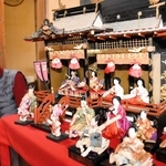 橋本真知子さんが生まれたお祝いに贈られた９０年前のひな飾り＝朝来市生野町口銀谷