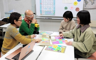 豊岡市内の企業の外国人雇用について語り合うプロジェクトのメンバー＝豊岡市昭和町