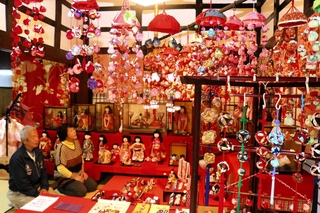 地元の女性たちが手作りしたつるしびながずらり＝豊岡市竹野町竹野