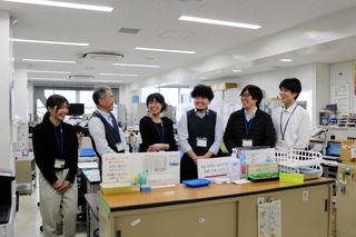 「モチベーションチームアワード」で、兵庫県で初めて優秀賞を受けた但馬県民局総務企画室のメンバー＝豊岡市幸町