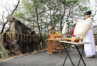 受験生の合格や登山道の安全などを祈願する宮司ら＝朝来市和田山町竹田