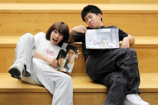 単独ライブを開く芸術文化観光専門職大学の学生漫才コンビ「ふじながおぐら」の藤永龍人さん（左）、小倉輝大さん＝豊岡市山王町