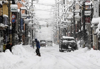 大雪に見舞われた豊岡市街＝１月２２日（撮影・大高　碧）