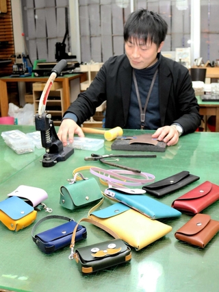 ミニバッグやスマートフォン、メガネ、ペンのケース、名刺入れなどを手作りできる＝豊岡市中央町
