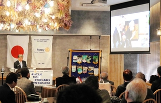 集団自決した高橋村満州開拓団の生還者、山下幸雄さんの体験を長男文生さんが語った＝豊岡市若松町