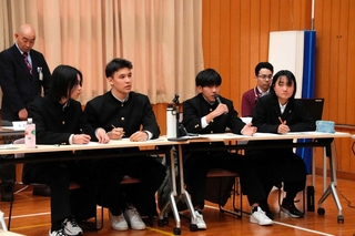 ディベートに参加した豊岡高校の生徒ら＝豊岡市立野町