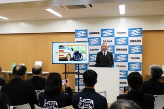 ２０２５年度の但馬産業大賞を受け、取り組みを発表する５社の代表者たち＝豊岡総合庁舎