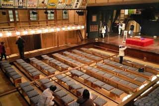 芝居小屋「出石永楽館」の館内見学に訪れた観光客ら＝豊岡市出石町柳