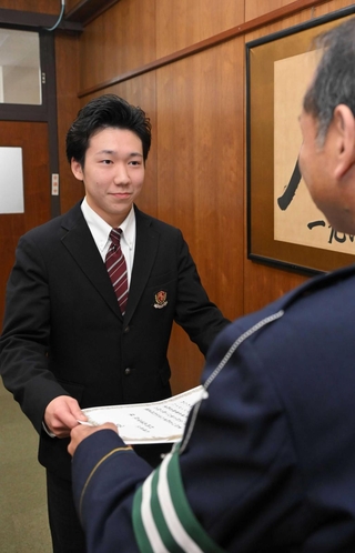 表彰状を受け取る生徒代表の岡田瑛太さん＝村岡高校
