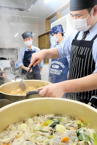２種類のスープを調理する生徒たち。日に日に手際が良くなっている＝豊岡市中央町