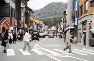 観光客らでにぎわう城崎温泉街＝豊岡市城崎町湯島