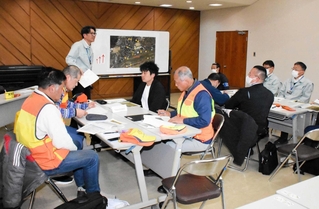 生活圏にクマが侵入した際の対応を想定した机上訓練＝養父公民館