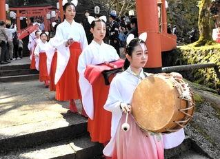 巫女に扮した白ギツネが練り歩くパフォーマンス＝いずれも豊岡市出石町