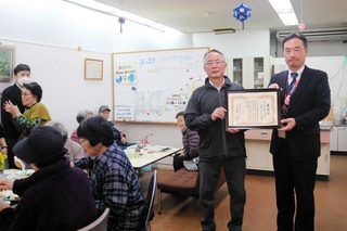 急逝した谷川いづみさんにコープこうべの「虹の賞」奨励賞の表彰状が届き、地域住民らにお披露目された＝豊岡市竹野町森本