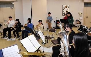 定期演奏会に向けて練習を続ける「ＹＢジュニアブラス～アンフィニ」のメンバーら＝養父公民館