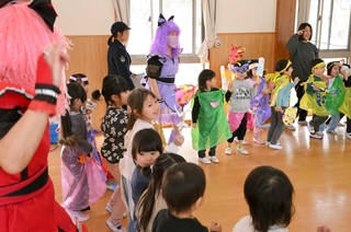 ダンスを楽しむ「ももいろクロおばあＺ」と園児ら＝新温泉町諸寄