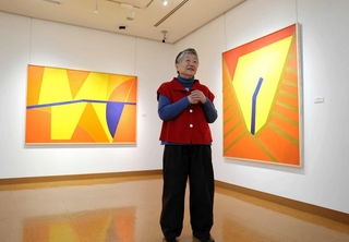 「怖いもの知らずで健気だった」。２０～３０代で手がけた作品を振り返る淀井彩子さん＝朝来市多々良木