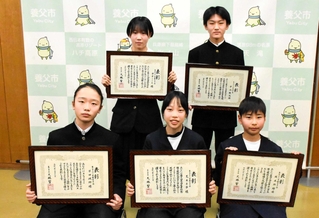 スポーツで優秀な成績を収めて表彰された小中学生たち＝養父市役所