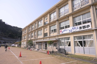 閉校イベントに向け準備が進められた余部小学校＝香美町香住区余部
