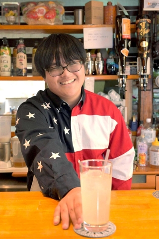 １日限定のバー「甘くない夜」をオープンした日高西中２年の水田煌太さん＝豊岡市日高町広井