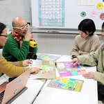 豊岡市内の企業の外国人雇用について語り合うプロジェクトのメンバー＝豊岡市昭和町