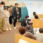 災害時の備え、障害児と家族ら学ぶ　煙の中を避難、段ボールベッドや簡易トイレも体験　養父