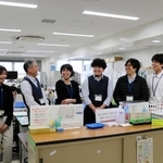 「モチベーションチームアワード」で、兵庫県で初めて優秀賞を受けた但馬県民局総務企画室のメンバー＝豊岡市幸町