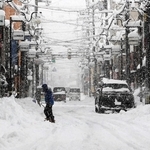 大雪に見舞われた豊岡市街＝１月２２日（撮影・大高　碧）