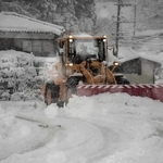 車道に降り積もった大量の雪をかきのける除雪車＝２０２５年１２月２６日、養父市葛畑（撮影・吉田みなみ）