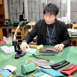 ミニバッグやスマートフォン、メガネ、ペンのケース、名刺入れなどを手作りできる＝豊岡市中央町