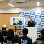 ２０２５年度の但馬産業大賞を受け、取り組みを発表する５社の代表者たち＝豊岡総合庁舎