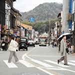 観光客らでにぎわう城崎温泉街＝豊岡市城崎町湯島