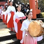 巫女に扮した白ギツネが練り歩くパフォーマンス＝いずれも豊岡市出石町