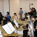 定期演奏会に向けて練習を続ける「ＹＢジュニアブラス～アンフィニ」のメンバーら＝養父公民館