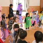 ダンスを楽しむ「ももいろクロおばあＺ」と園児ら＝新温泉町諸寄