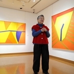 「怖いもの知らずで健気だった」。２０～３０代で手がけた作品を振り返る淀井彩子さん＝朝来市多々良木