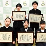 スポーツで優秀な成績を収めて表彰された小中学生たち＝養父市役所