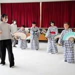 ＯＧの安本実央さん（左端）に教わって動きを確認する役者ら＝養父市関宮