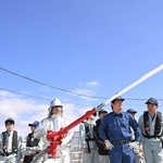 巡視艇こまゆきの放水銃を操作する香住高校の生徒ら＝香住漁港東港