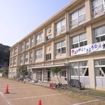 閉校イベントに向け準備が進められた余部小学校＝香美町香住区余部
